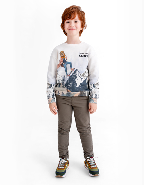 Молочный свитшот с принтом для мальчика