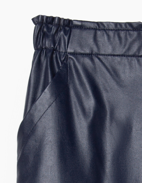 Темно-синие брюки-каррот из экокожи Темно-синие брюки-каррот из экокожи