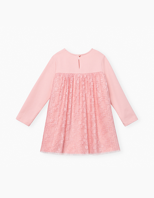 Розовое платье-трапеция с кружевным декором