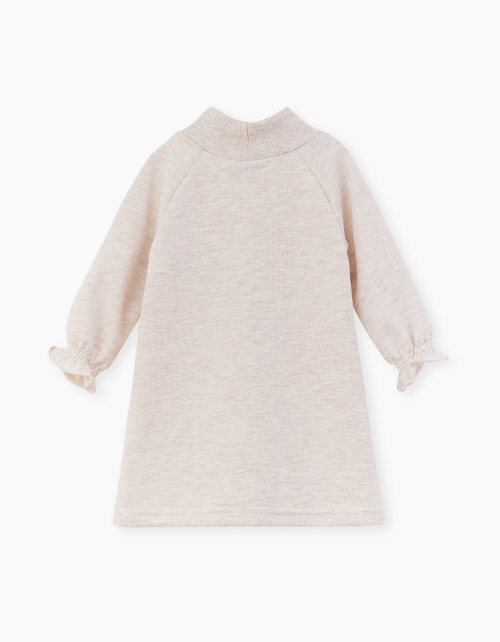 Светло-бежевое платье с длинным рукавом