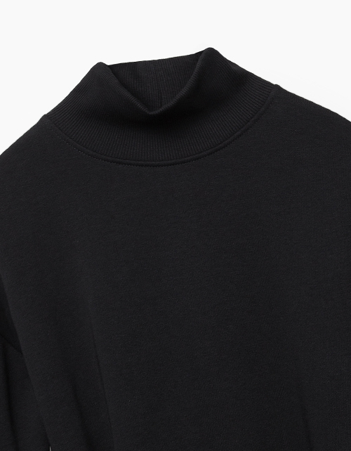 Черное платье с воротником-стойкой Черное платье с воротником-стойкой