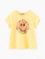 Светло-желтая футболка с принтом для девочки