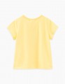 Светло-желтая футболка с принтом для девочки