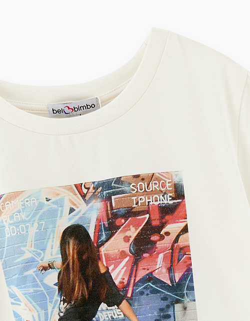 Молочная футболка с принтом для девочки