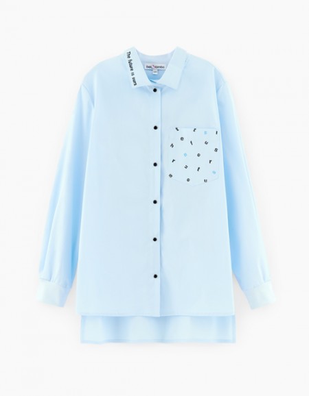 Голубая блузка с удлиненной спинкой