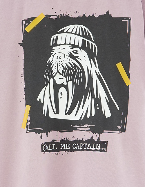 Темно-розовая футболка с принтом для мальчика