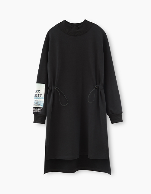 Черное платье с дизайнерским принтом на рукаве Черное платье с дизайнерским принтом на рукаве