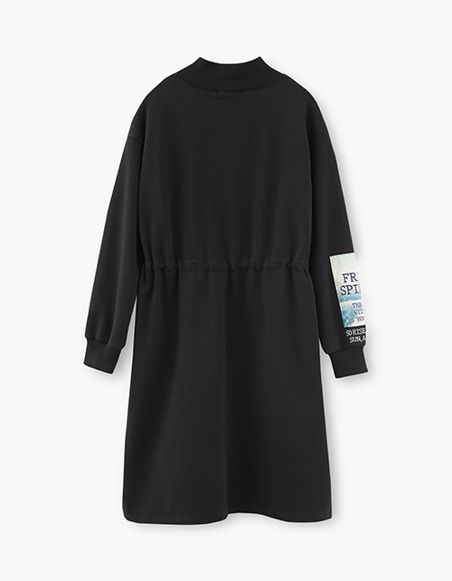 Черное платье с дизайнерским принтом на рукаве Черное платье с дизайнерским принтом на рукаве