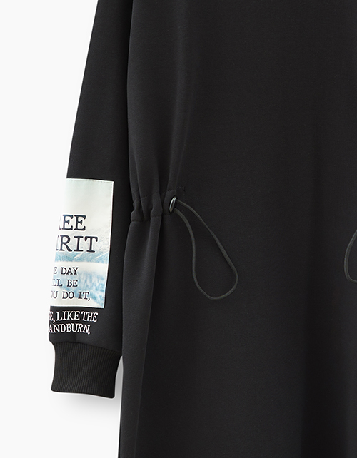 Черное платье с дизайнерским принтом на рукаве Черное платье с дизайнерским принтом на рукаве