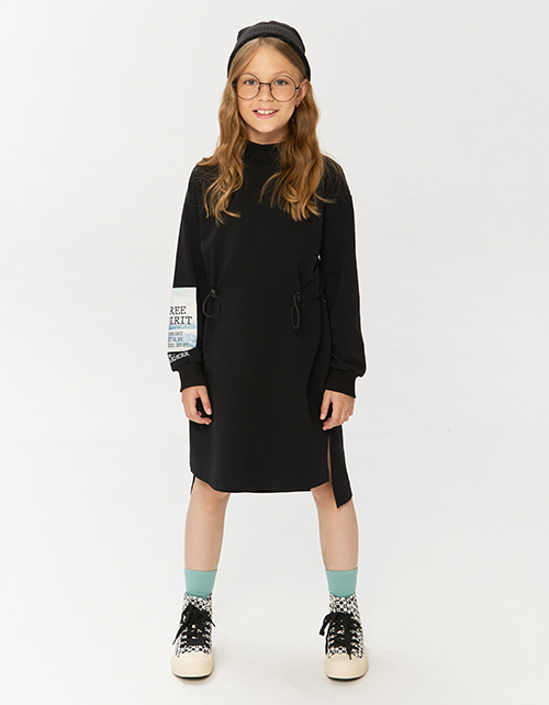 Черное платье с дизайнерским принтом на рукаве Черное платье с дизайнерским принтом на рукаве