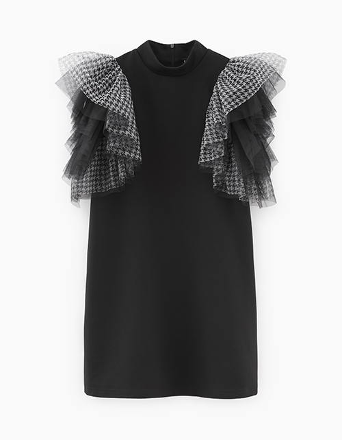 Черное платье с акцентным коротким рукавом