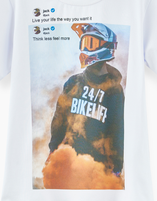 Стильная белая футболка с принтом для мальчика