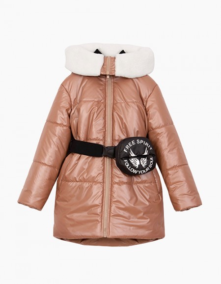 Зимняя куртка оттенка ириска со стильной сумочкой на поясе Зимняя куртка оттенка ириска со стильной сумочкой на поясе