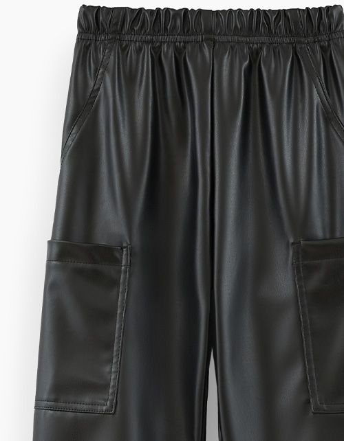 Чёрные брюки-карго из эко-кожи для девочки Чёрные брюки-карго из эко-кожи для девочки