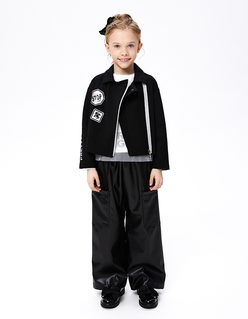 Чёрные брюки-карго из эко-кожи для девочки Чёрные брюки-карго из эко-кожи для девочки