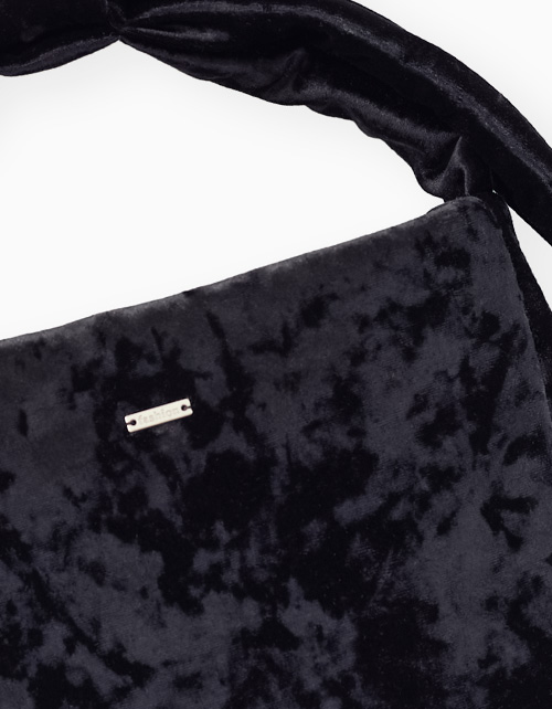 Элегантная чёрная бархатная сумка для девочки