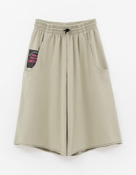 Оливковые удлинённые бермуды для девочки